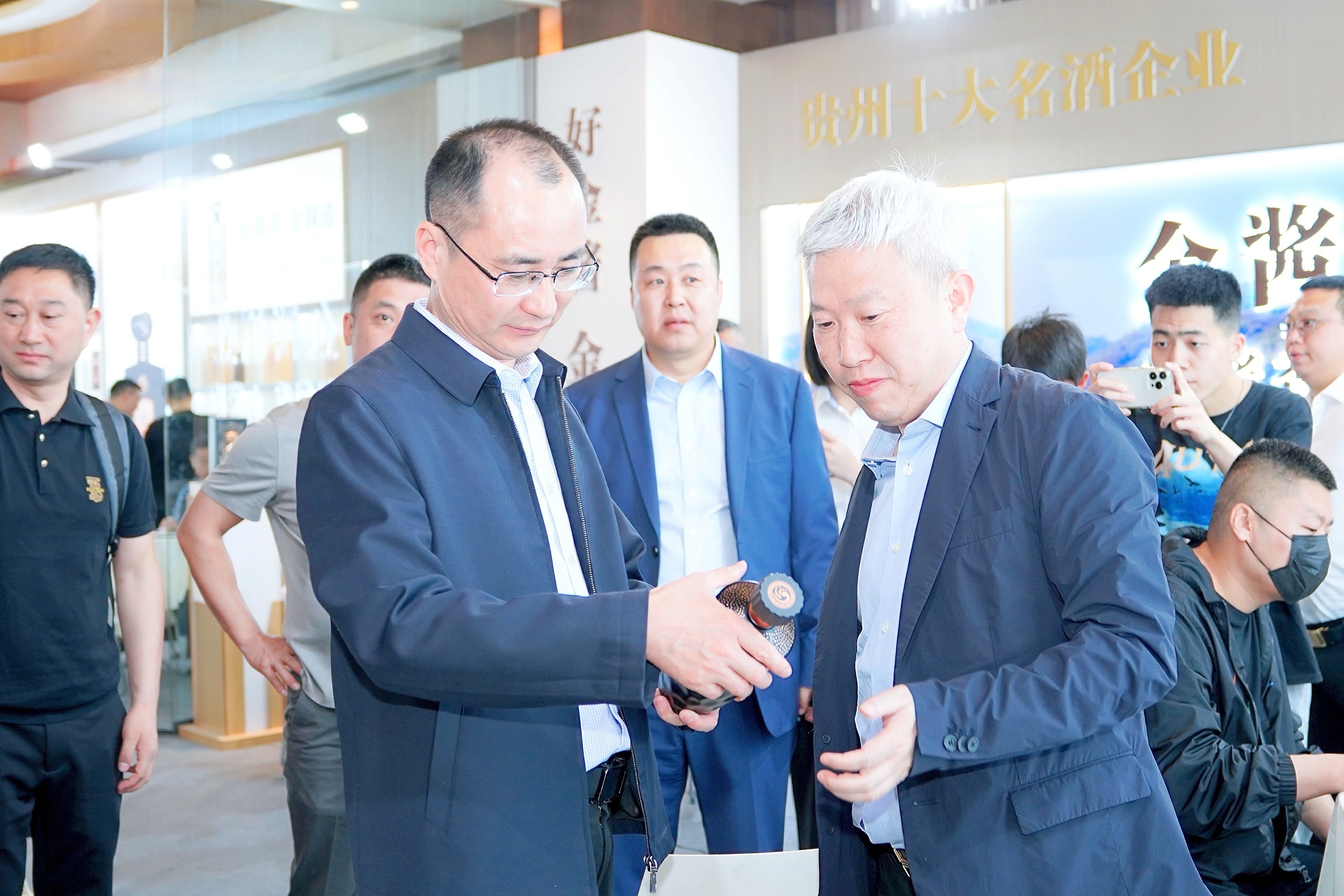 遵义市委常委、仁怀市委书记芦忠于莅临成都糖酒会亲临金年会金字招牌信誉至上登录网站展厅进行指导工作
